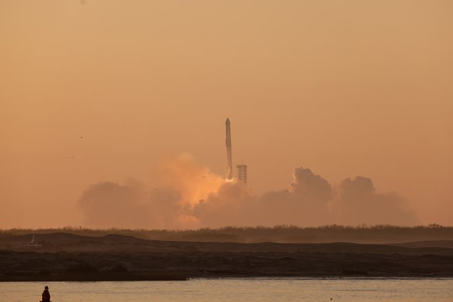 Izstrelitev je uspela, nato pa sta obe stopnji rakete znova eksplodirali. FOTO: Joe Skipper/Reuters