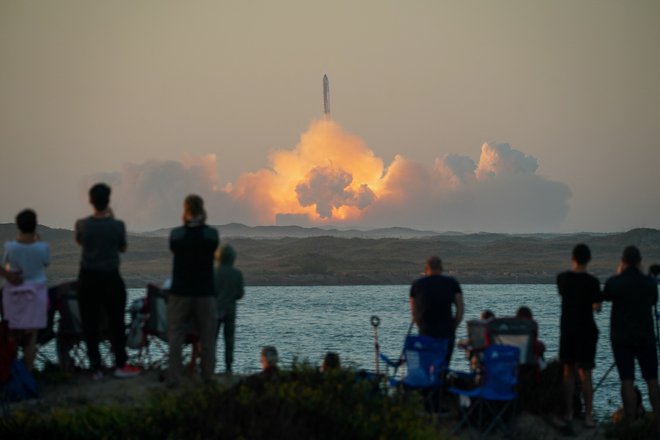 Izstrelitev mogočne rakete je vsekakor paša za oči. FOTO: Go Nakamura/Reuters