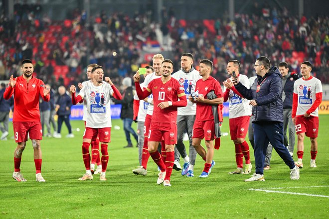 Srbski nogometaši so uspeh proslavili z napisom Vidimo se v Nemčiji. FOTO: Andrej Isaković/AFP
