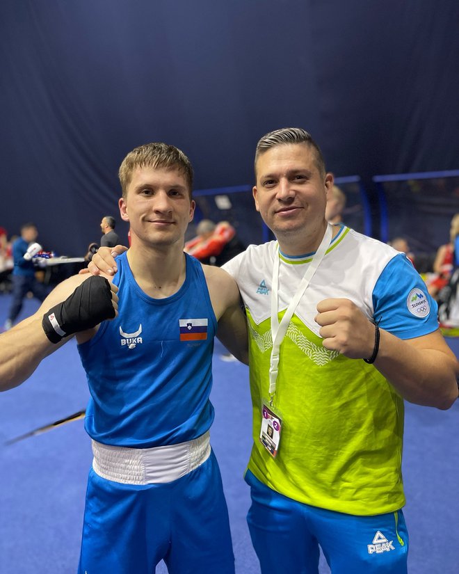 Nejc Petrič (na fotografiji s trenerjem Andražem Ciuho) je dosegel izjemen uspeh v Budvi. FOTO: Golden Gloves Gym