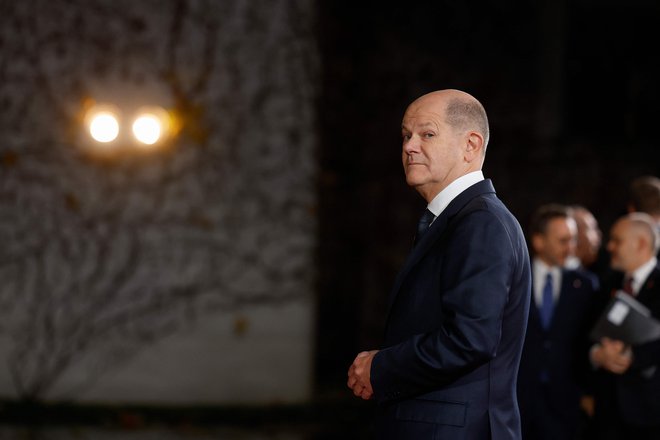 Nemški kancler Olaf Scholz meni, da je ključni vzrok za pomanjkanje stanovanj v Nemčiji dejstvo, da primanjkuje zemljišč. Zato poziva h gradnji celotnih novih sosesk na zelenicah, tako kot v 70. letih prejšnjega stoletja. FOTO: Odd Andersen/AFP