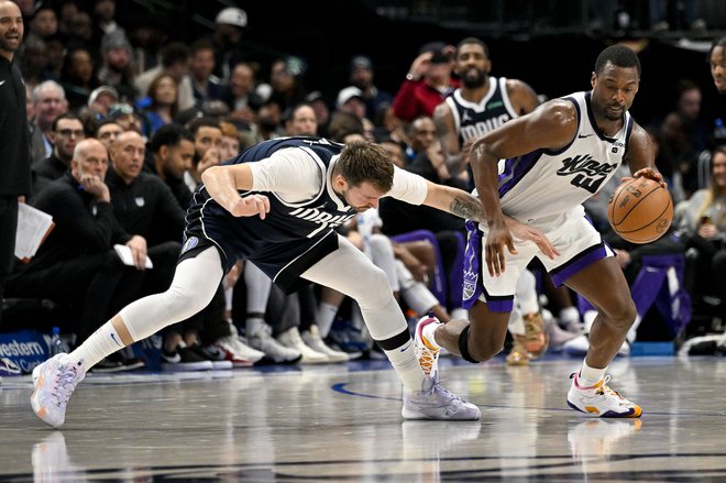 Luka Dončić, ki mu je veliko preglavic v obrambi povzročal Harrison Barnes, je bil kljub slabši predstavi pvi Dallasov strelec. FOTO: Jerome Miron/USA Today Sports Via Reuters Con