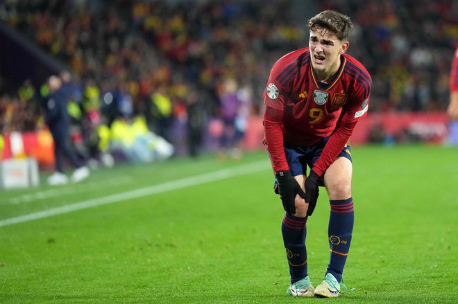 Španski nogometni reprezentant Gavi je imel v zadnji kvalifikacijski tekmi za evropsko prvensvo veliko smolo. Zaradi poškodbe kolena bo izpustil euro. FOTO: Cesar Manso/AFP