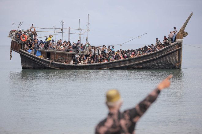 Novoprispeli begunci Rohinga so obtičali na čolnu, saj se je bližnja skupnost odločila, da jim ne bo dovolila izkrcanja, potem ko jim je dala vodo in hrano v Pineung. V indonezijsko provinco Aceh je v zadnjem tednu z najmanj petimi plovili prispelo več kot 800 beguncev etnične manjšine brez državljanstva, ki je v Burmi močno preganjana. Foto: Amanda Jufrian/Afp