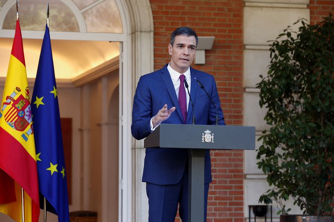 »Začenja se zakonodajno obdobje z močnim političnim profilom, zato moramo imeti ekipo, ki bo kos tej nalogi,« je ob predstavitvi imen poudaril premier Pedro Sánchez. FOTO: Jose Manuel Alvarez/AFP