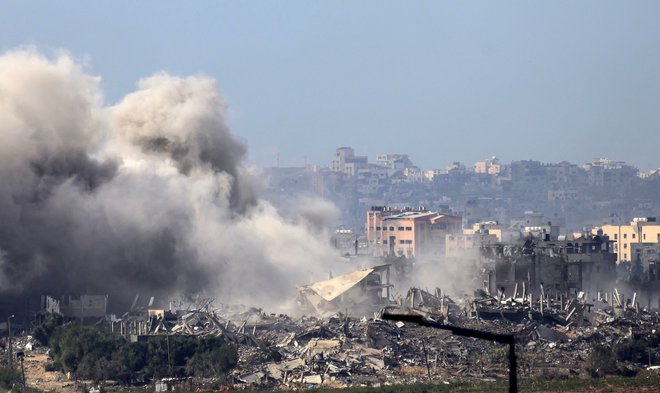 V izraelskih napadih na Gazo je bilo od oktobra ubitih že več kot 13.000 ljudi. FOTO: John MacDougall/AFP