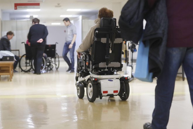 Invalidi so upravičeni do brezplačne pomoči na letališčih in na letalu. FOTO: Leon Vidic