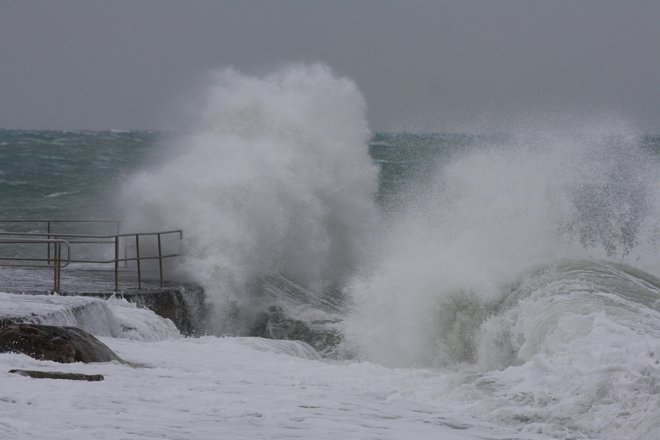 Tako ob naši obali tolče burja.
Foto Boris Šuligoj