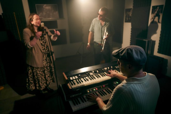 Satori so Jure Tori, Ursula Luthar, Jan Adamek (na fotografiji), Primož Grašič, Wolfram Derschmidt in JAMirko. Foto Iztok Zupan