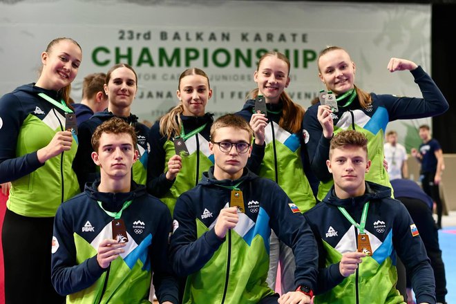 Mladi slovenski karateisti in karateistke so si na balkanskem prvenstvu v Ljubljani izbojevali šest kolajn. FOTO: KZS