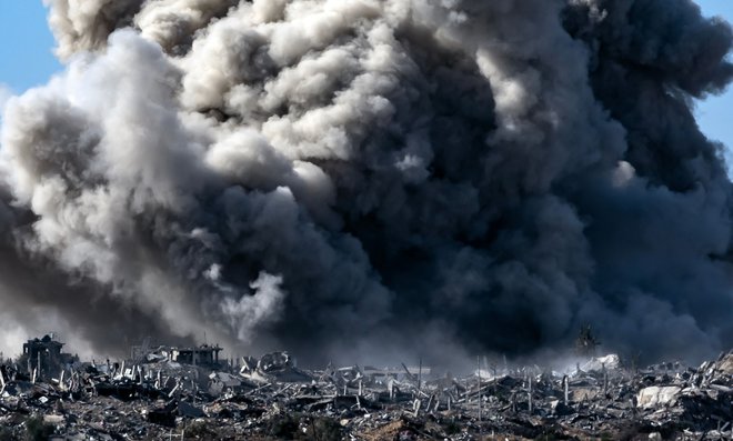 Izraelske sile neprestano bombardirajo območje Gaze. Foto: Fadel Senna/AFP