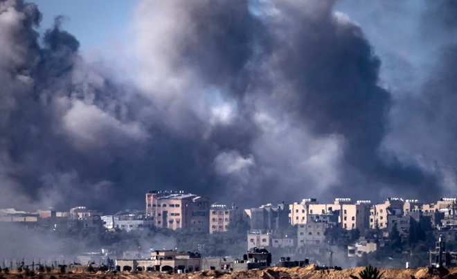 AFP na podlagi neimenovanih virov iz Hamasa in Islamskega džihada navaja, da okvirni dogovor predvideva pet dni premirja in popolno prekinitev ognja ter konec izraelskih zračnih operacij nad Gazo, razen na severu, kjer se bodo ti napadi ustavili le za šest ur na dan. FOTO: Fadel Senna/AFP