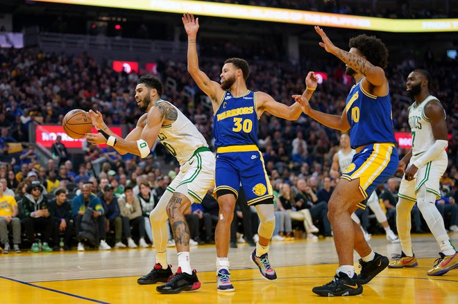 Bostonov zvezdnik Jayson Tatum (levo) in »bojevnik« iz San Francisca Stephen Curry bijeta bitko tudi za najboljšega ameriškega košarkarja ta trenutek. FOTO: Cary Edmondson/Usa Today Sports