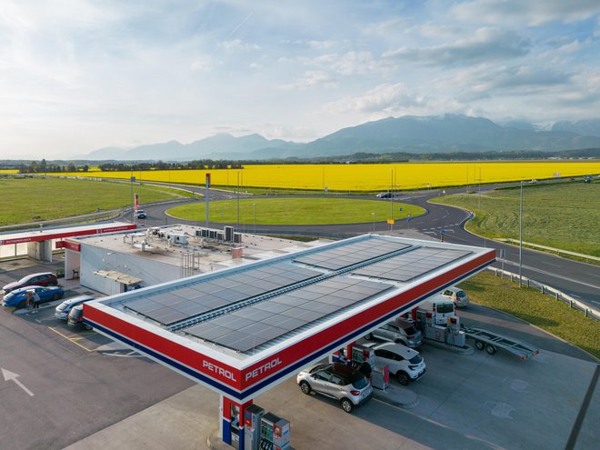 Petrol bo v Sloveniji na vseh primernih bencinskih črpalkah postavil sončne elektrarne, ki pa bodo pokrile le del njegovih lastnih potreb. FOTO: Petrol