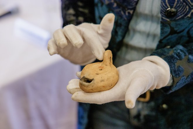 Našli so tudi številne osebne predmete, med katerimi je kar nekaj oljenk. FOTO: Črt Piksi/Delo