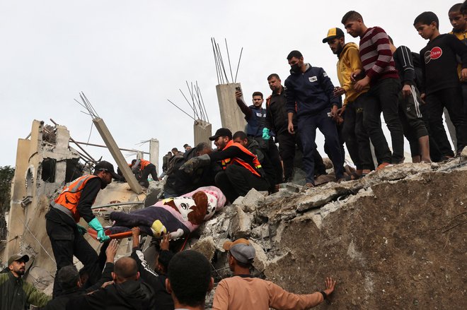 Iskanje pogrešanih po izraelskem bombardiranju Rafe na jugu Gaze FOTO: Mohammed Abed/AFP