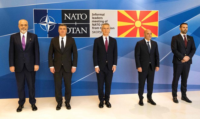 Albanski premier Edi Rama, hrvaški predsednik Zoran Milanović, generalni sekretar NATO zveze Jens Stoltenberg, premier Severne Makedonije Dimitar Kovačevski in črnogorski premier Milojko Spajić so z neformalnim srečanjem v Skopju zaokorožili balkansko turnejo šefa Nata. FOTO: Robert Atanasovski/AFP