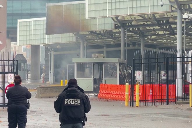 Obe osebi v avtomobilu sta umrli, eden od mejnih agentov pa je bil ranjen. FOTO: Reuters TV