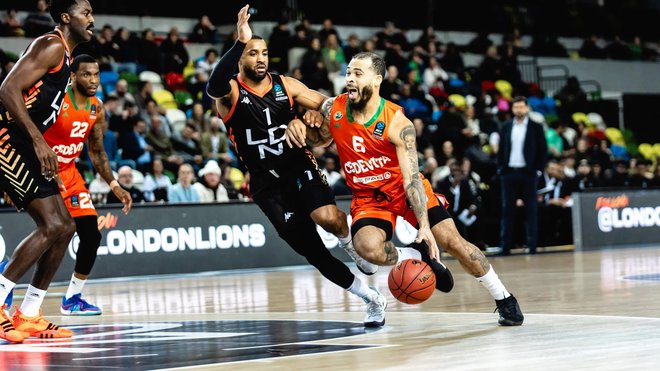 Olimpijin dirigent Justin Cobbs in soigralci so poraženi zapustili tudi London. Foto EuroCup