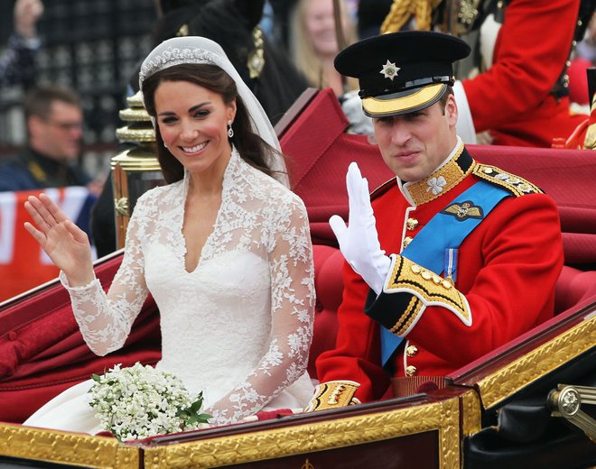 Pravljične poroke, kot sta jo imela leta 2011 britanski prestolonaslednik William in Catherine Middleton, raje opazujemo od daleč. FOTO: Reuters