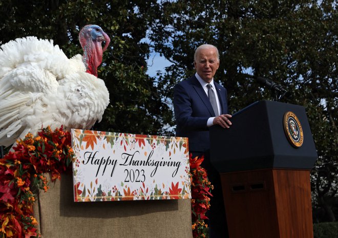 Ameriški predsednik Joe Biden tudi tokrat praznuje zahvalni dan na posestvu milijarderja Davida Rubensteina na otoku Nantucket. Foto Leah Millis/Reuters