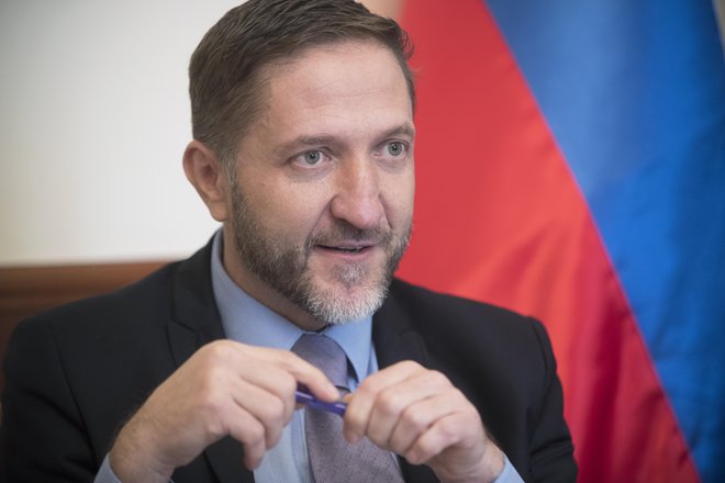 Finančni minister Klemen Boštjančič je spomnil, da predlog zakona uvaja proračunski sklad za zbiranje sredstev za obnovo na posebnem računu. FOTO: Jure Eržen/Delo