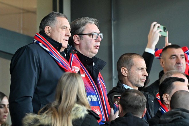 Srbski predsednik Aleksandar Vučić (drugi z leve) je v spremstvu predsednika Evropske nogometne zveze Aleksandra Čeferina in voditelja Srbov v BiH Milorada Dodika na novem stadionu v Leskovcu gledal tekmo Srbije proti Bolgariji. Vučićevi nasprotniki v vsakem njegovem javnem nastopu vidijo predvolilno kampanjo. Foto Andrej Isakovic Afp