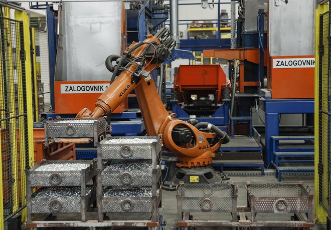 V tovarni aluminija Talum roboti skrbijo tudi za strežbo obdelovalnih strojev.

FOTO: Jože Suhadolnik/Delo