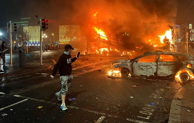 Protestniki v Dublinu so na napad z nožem reagirali z novim nasiljem. Med drugim so zažgali avtobus in avtomobil. FOTO: Peter Murphy/AFP