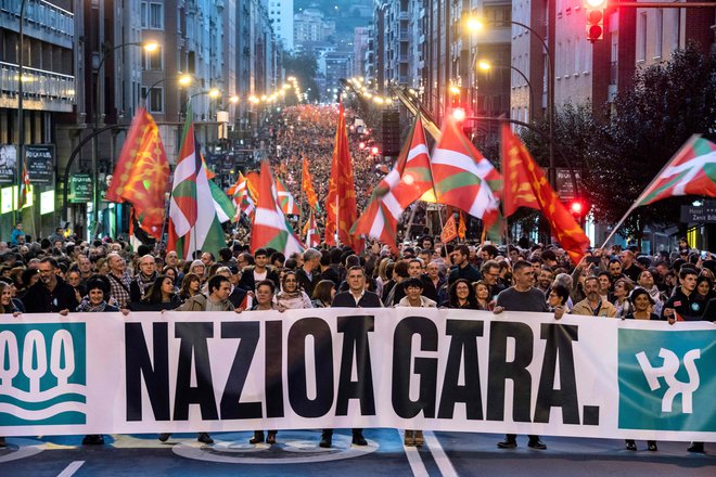 Manifestacija koalicije Združena baskovska dežela, ki si prizadeva za večjo neodvisnost Baskije, je sredi letošnjega novembra potekala pod geslom Mi smo nacija – Nazioa gara.

FOTO: Ander Gillenea/AFP