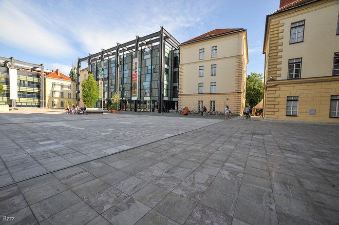 Ministrstvo bo delno reševalo razmere z dodatnimi varnostnimi ukrepi, predvsem pa z arhitekturno izboljšavo javnega prostora ploščadi. FOTO: Blaž Zupančič/SEM