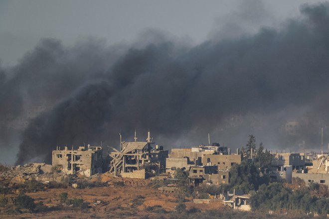 Danes se je začelo štiridnevno premirje na območju Gaze in izpustitev dela talcev. FOTO: Alexander Ermochenko/Reuters