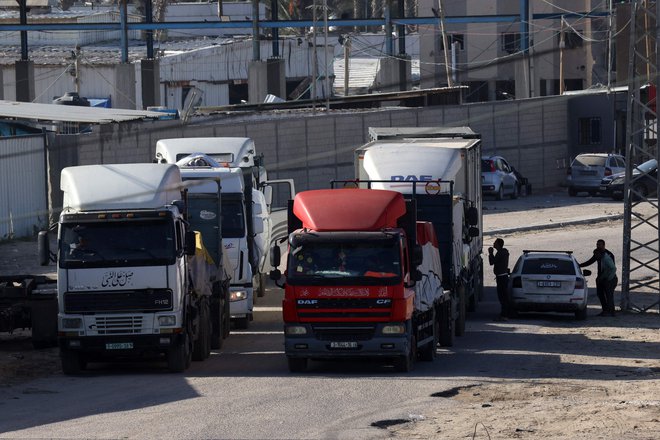 Tovornjaki s humanitarno pomočjo že vstopajo v Gazo, kjer se je začelo štiridnevno premirje. FOTO:Said Khatib/Afp