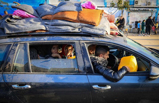 Kljub temu, da je Izrael opozoril naj se ne vračajo na sever Gaze, se Palestinci vračajo, da bi videli, kaj se je zgodilo z njihovimi domovi. FOTO:  Foto Mahmud Hams/Afp