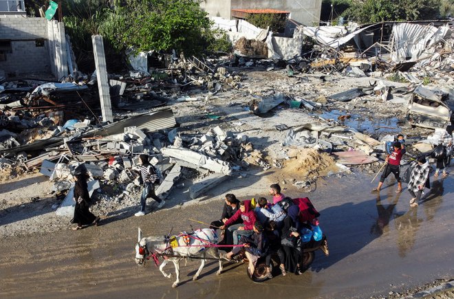 Razseljeni Palestinci se vračajo na svoje domove navkljub opozorilom, da vojna ni končana. FOTO: Mohammed Salem/Reuters