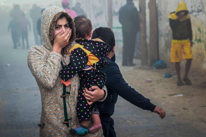 Zaradi domneve, da se nekje skrivajo pripadniki militantne organizacije Hamas, bombe padajo na objekte, za katere je povsem jasno, da so v njih otroci. FOTO: Mohamed Abed/AFP