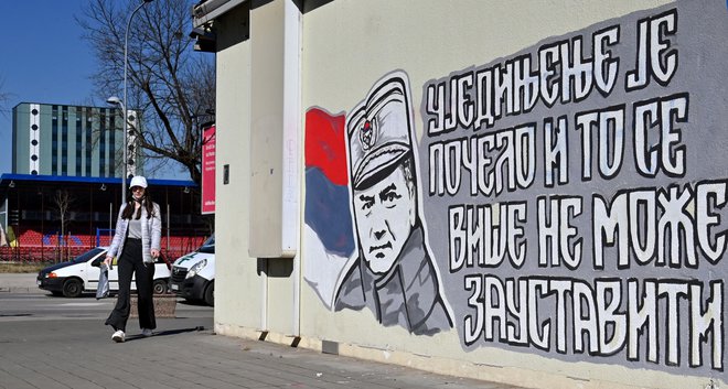 V BiH je kaznivo poveličevati vojne zločince in zanikati vojne zločine, obenem pa je zakonito registriranih okoli 60 četniških združenj in društev. Foto Elvis Barukcic/AFP