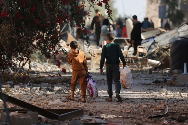 Ljudje med štiridnevnim premirjem iščejo ostanke svojih domov. FOTO: Mahmud Hams/AFP