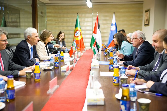 Tanja Fajon je o potrebi po pripravi jasnega mirovnega načrta govorila tudi v Ramali, kjer jo je sprejel palestinski zunanji minister Rijad al Maliki. FOTO: Mzez