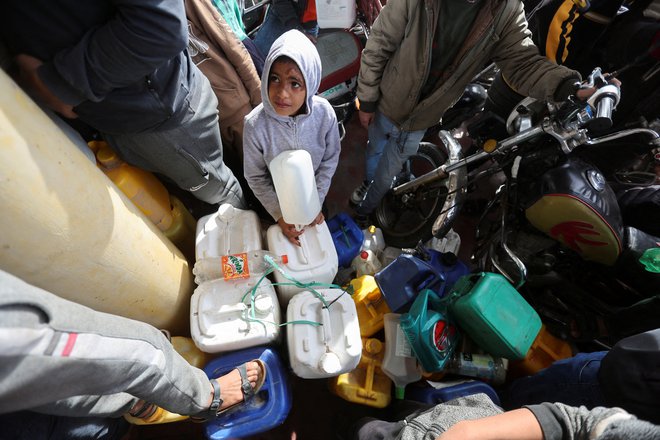 V času premirja je v Gazo prispelo tudi gorivo. FOTO: Ibraheem Abu Mustafa/Reuters