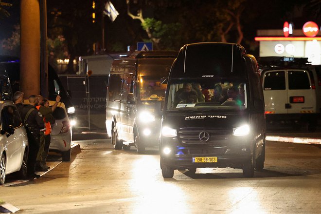 Hamas je sporočil, da je Izrael osvobodil šest žensk in 33 mladoletnikov. FOTO: Israel Defense/Reuters