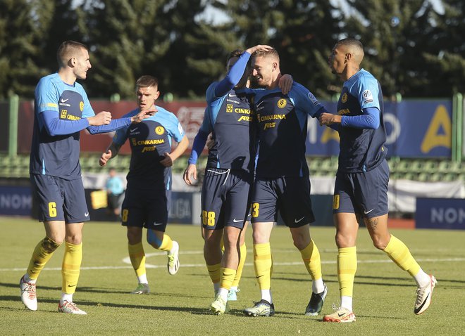 Celjani so se po pokalnem porazu v Lendavi hitro pobrali in v Spodnji Šiški zanesljivo premagali oslabljene Šiškarje. Foto Jože Suhadolnik