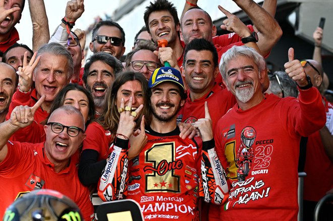 Francesco Bagnaia se je takole s srčno izbranko Domizio Castagnini in Ducatijevo ekipo veselil končnega uspeha. FOTO: Javier Soriano/AFP