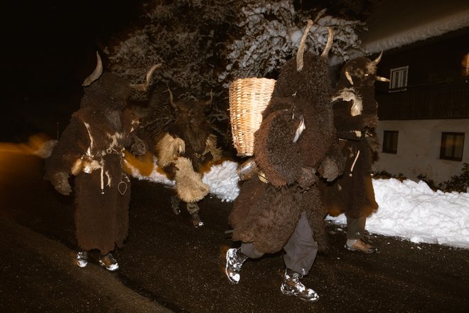 V nekaterih krajih, tudi v Podkorenu, bodo v dneh pred Miklavžem strašili parkeljni. FOTO: Črt Piksi