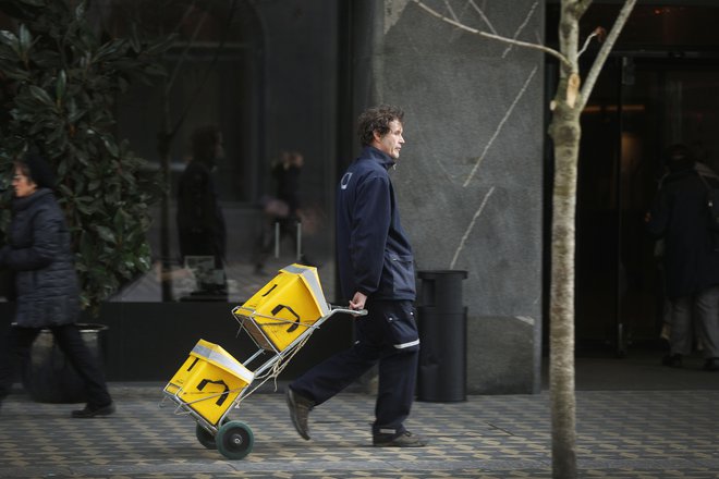 Poštne delavce podpirajo tudi drugi sindikati. FOTO: Leon Vidic/Delo