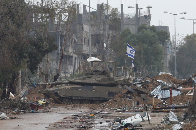 Izraleske sile so še vedno v uničeni Gazi. FOTO: Ibraheem Abu Mustafa/Reuters