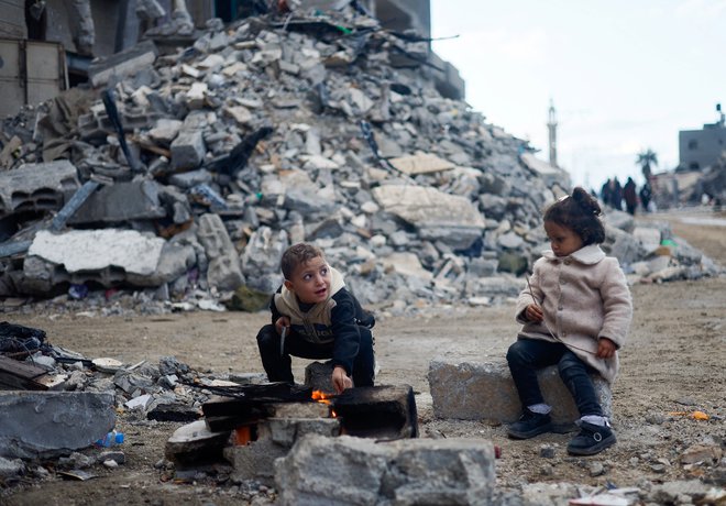 Izrael je uničil velik del Gaze, tisoči so ujeti pod ruševanimi. FOTO: Mohammed Salem/Reuters