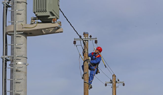 V elektrodistribucijskih podjetjih ocenjujejo, da je bil izpad prihodkov zaradi oprostitve plačila omrežnine 68 milijonov evrov. FOTO: Tadej Regent/Delo