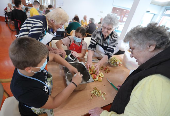 Medgeneracijsko sodelovanje že obstaja, na primer v domovih za starejše, prostovoljci so predvsem mladi, a tudi stari. FOTO: Dejan Javornik/Delo
