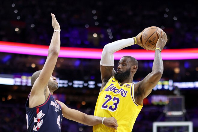 LeBron James (z žogo) in Nicolas Batum med enim od dvobojev. FOTO: Tim Nwachukwu/AFP